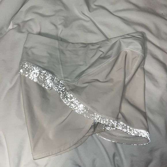 Lululemon size 6 high rise white shorts - Picture 2 of 4